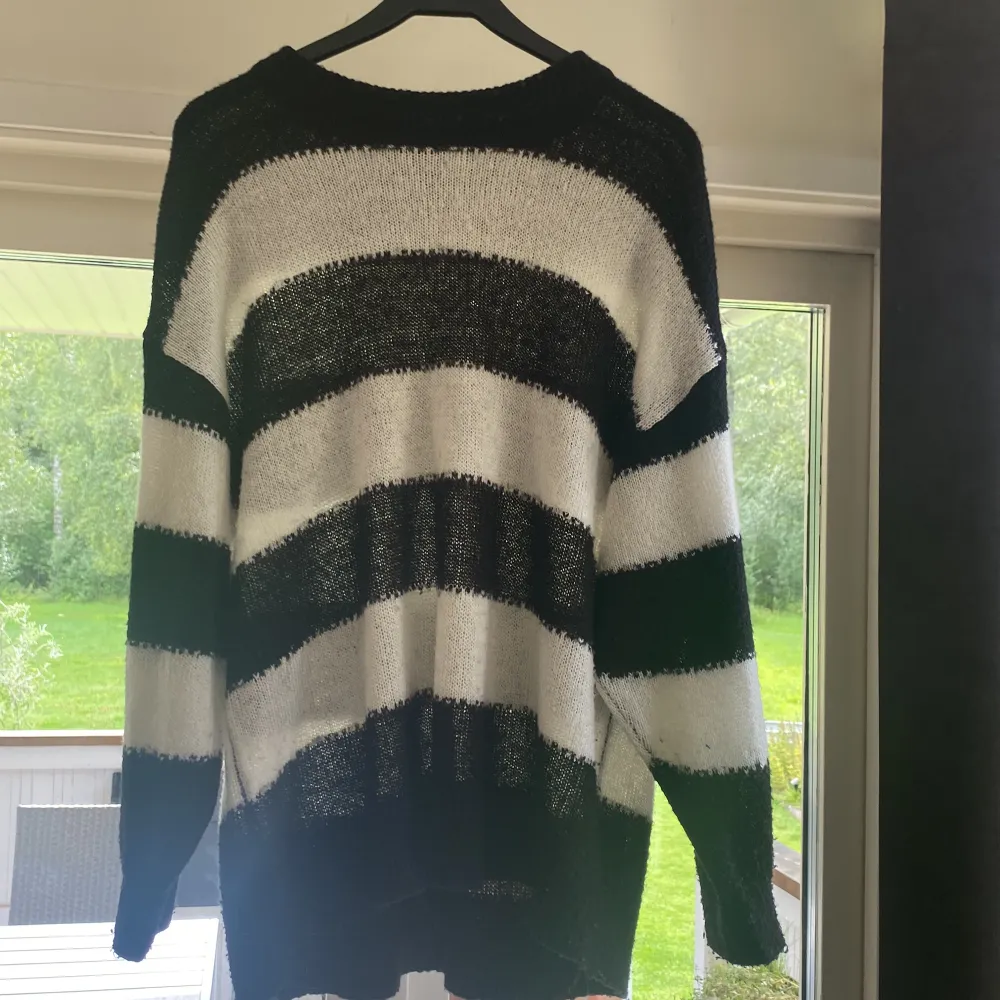 Långarmad tröja som är köpt från H&M i storlek M. Sitter lite stort i storlek☺️. Neuletakit & Villapaidat.