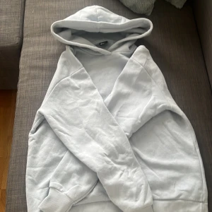Blå hoodie - Fin ljusblå hoodie. Använd några gånger. Fint skick, inget tydligt täcken på användning :) ordinarie pris 400 kr