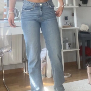 Jeans - Säljer dessa superfina jeans nu för dom kommer inte till så m ut ket användning. Hör av er om ni har några frågor eller vill ha flera bilder😊