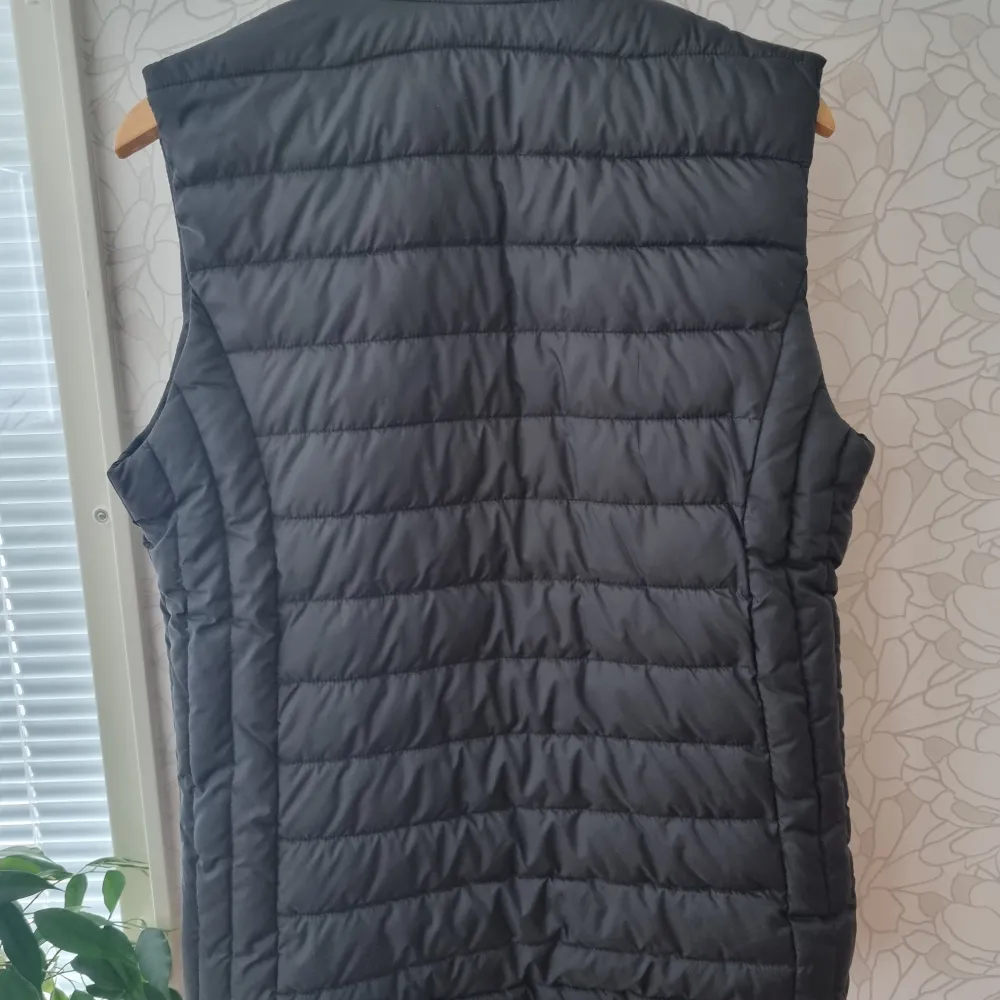 New vest in size L, black, water repellent. Suitable for the autumn/spring and colder summer days :).. Jackor.
