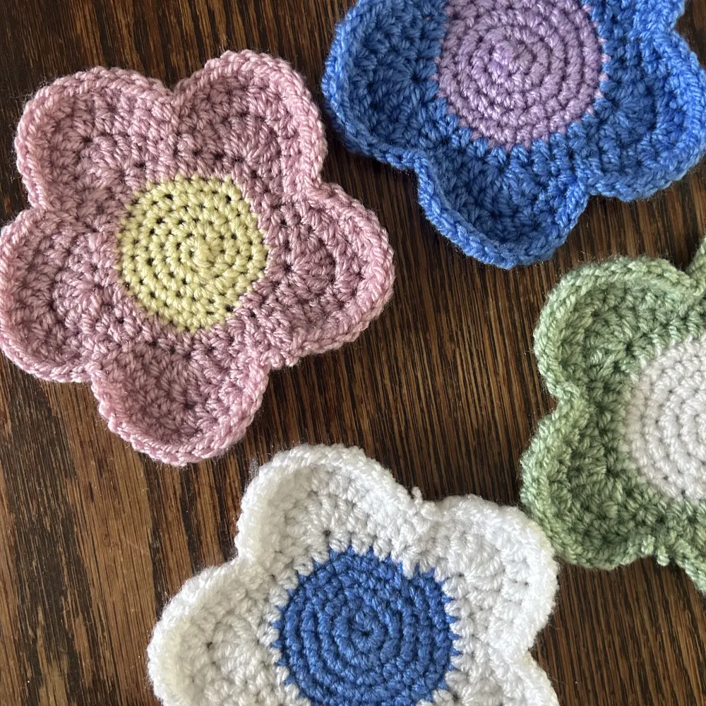 Virkade coasters som jag gör. Skicka ett meddelande med vilka färger du vill ha🧶🫶🏼 går självklart att göra alla i olika färger om det önskas   1 för 30kr 2 för 50kr 3 för 70kr 4 för 100kr. Accessoarer.