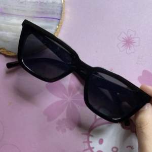 balla solbrillor, säljs då dem inte används 👐🏼. kommer med fodral å putsduk 