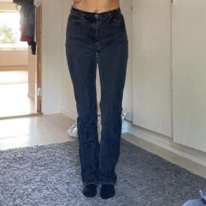 Stentvättade svarta jeans från Nelly. Jag är 176 cm och de är något långa för mig. Använda men finns inga slitningar.