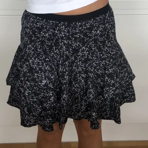 Mästrad skjol - Jättefin mörkblå och vit mönstrad skjol💗