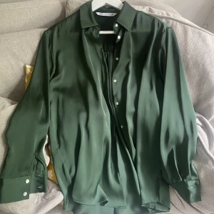 Grön blus - Sidenblus från Zara i nyskick, inga tecken på användning Storlek xs skulle även sitta lika bra på en S