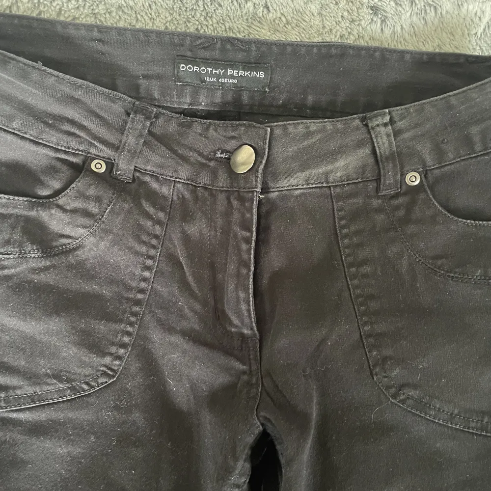 Supersnygga svarta low waist byxor i typ jeans material, nyskick. De passade tyvärr inte mig så därför säljer jag dem :( Står storlek 40 men skulle säga att den passar M/38 💖. Jeans & Byxor.