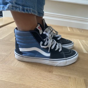 Höga vans skor - Säljer nu dessa vans skor använda ca 3-4 gånger, ser ut som nya. I storlek 39 men passar även 38 som jag brukar ha. Nypris 999 och säljer för 600🩷
