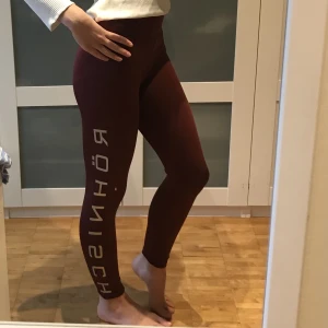 Vinröda träningsbyxor - Träningsbyxor från Röhnisch. Använda men fortfarande fina. De är nytvättade och i storlek XS. Jag är 164 cm Säljer dem billigt😉