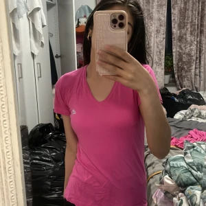 Rosa adidas T-shirt  - Jätte snygg adidas T-shirt, bra skick och sitter jätte bra, är i strl L men passar mig som har strl XS