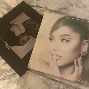 Ariana grande vinyl  - Säljer mina 2 Ariana grande vinlys för att dem inte kommer till användning, Har aldrig spelat skivorna mest använt dem sen dekoration, Postern som man får med i positions är dock lite skadad se andra bilden , Säljer båda för 450kr+frakt , Tun är dubbel , 