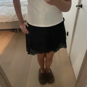 Säljer min svarta kjol från zara som inte går att få tag på längre. Inte använd mycket och inga slitningar eller annat.