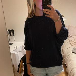 Blå tröja  - Marinblå tröja med tre kvartsärmar strl M bra skick 💞 fraktar mot köparens bekostnad samt möts upp stockholm!