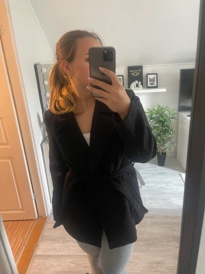 Vera Moda kappa - Svart fin kalla från vero Moda med knyte till! Bra skick!