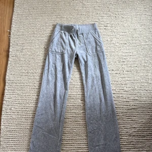 Grå juicy couture byxor  - Grå Juicy couture byxor i storlek XXS. Bara använda 1 gång. 
