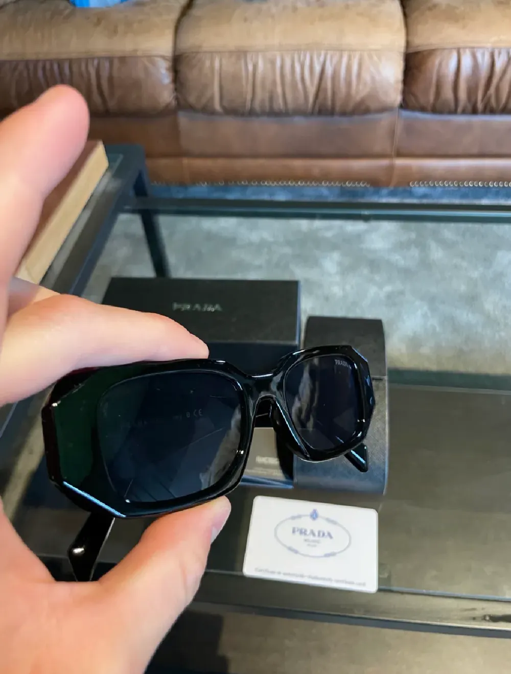 Säljer mina helt nya Prada solglasögon då de inte riktigt passar min stil, kommer med låda, certifikat och alla tags. 1:1 rep.. Accessoarer.