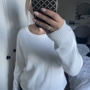 stickad träja - säljer min knappt använda stickade tröja från vila i jättebra skick!