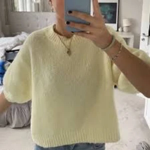 Stickad tröja - Sjukt snygg stickad tröja men valt att sälja för rensa garderoben💕 lånad bild! Skriv för egna 