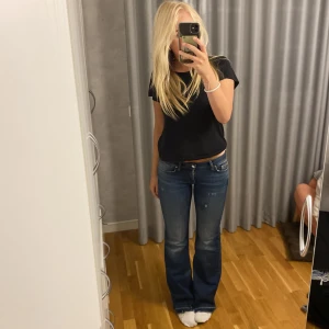 Only jeans - Jätte söta lågmidjade jeans from only! Fin färg och inga defekter, super fint skick💞passar mig perfekt som är 167 ish, jag köpte för runt 640kr nypris🌟priset kan diskuteras ❤️