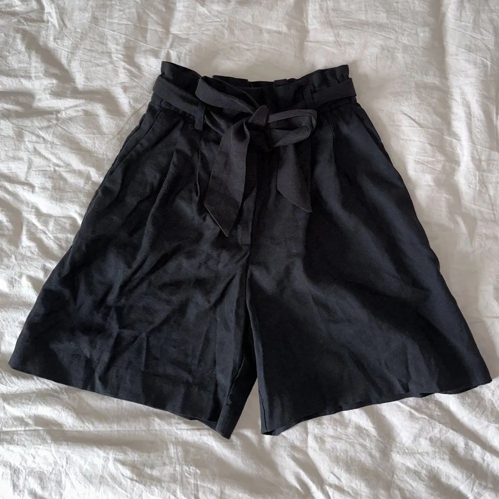 Svarta kostymshorts från h&m, aldrig använda så jätte fint skick! 🖤. Shorts.