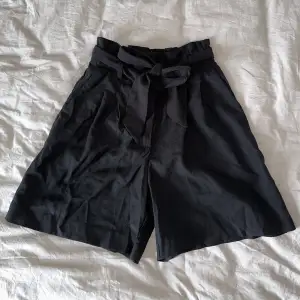 Svarta kostymshorts från h&m, aldrig använda så jätte fint skick! 🖤