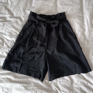 Svarta kostymshorts🖤 - Svarta kostymshorts från h&m, aldrig använda så jätte fint skick! 🖤