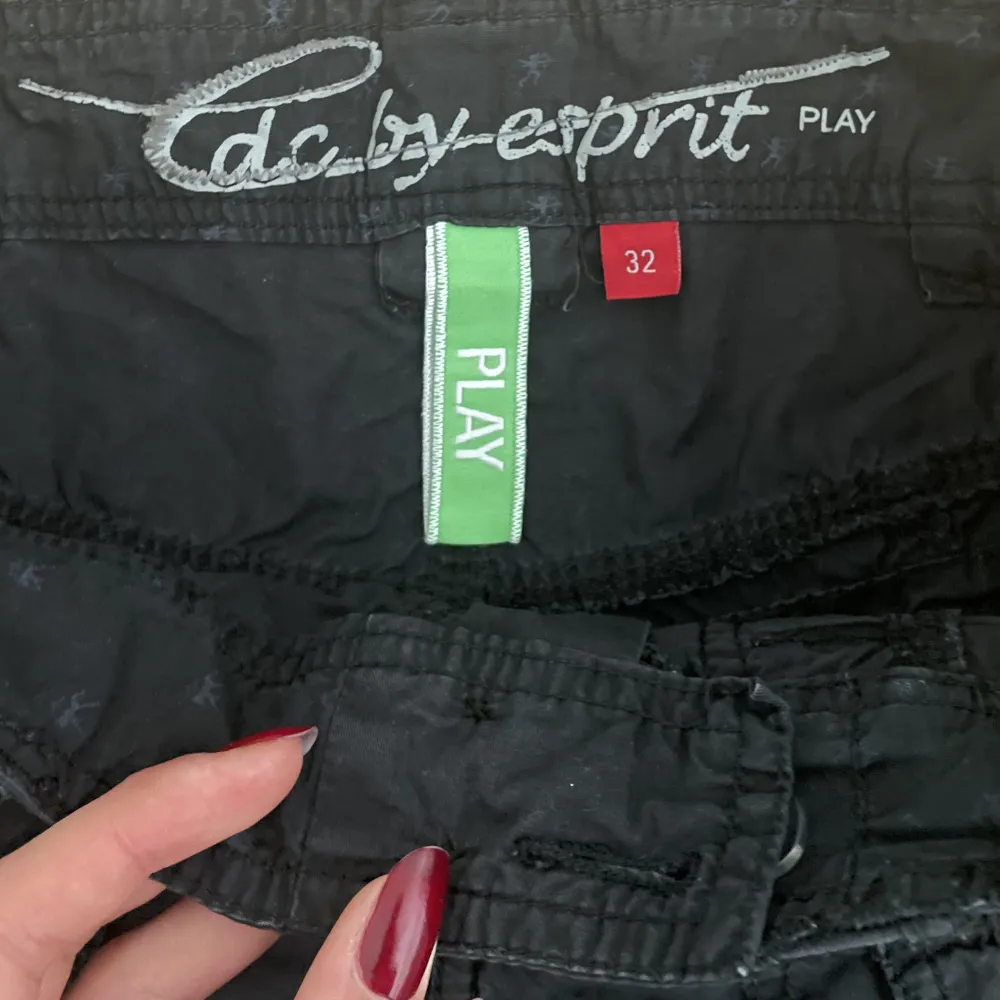 Super söta svarta shorts från Espirit i storlek 32 (passar en storlek xs), lågmidjade med coola fickor i y2k stil för exakta mått kan ni skriva privat! <3. Shorts.