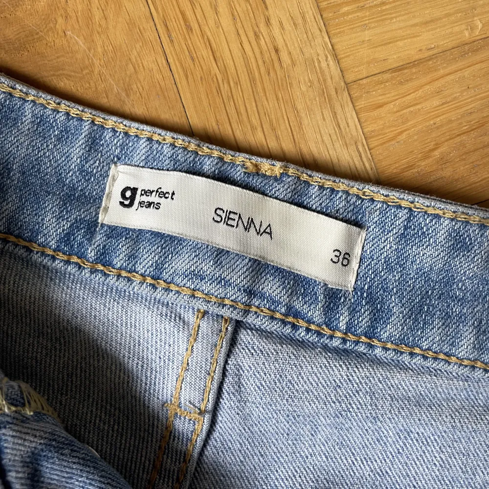 Gina Tricot perfect jeans, Sienna, som jag klippt till shorts. Strl 36/S. Mid/high waist men kan vikas ner. Ljusblåa. Kan skicka eller möta upp i Stockholm. Skriv för mer info!. Shorts.
