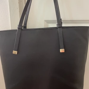 Handväska - En väska från anna field💞bra skick, säljs pågrund av att jag inte får någon användning för den 🫶🏻