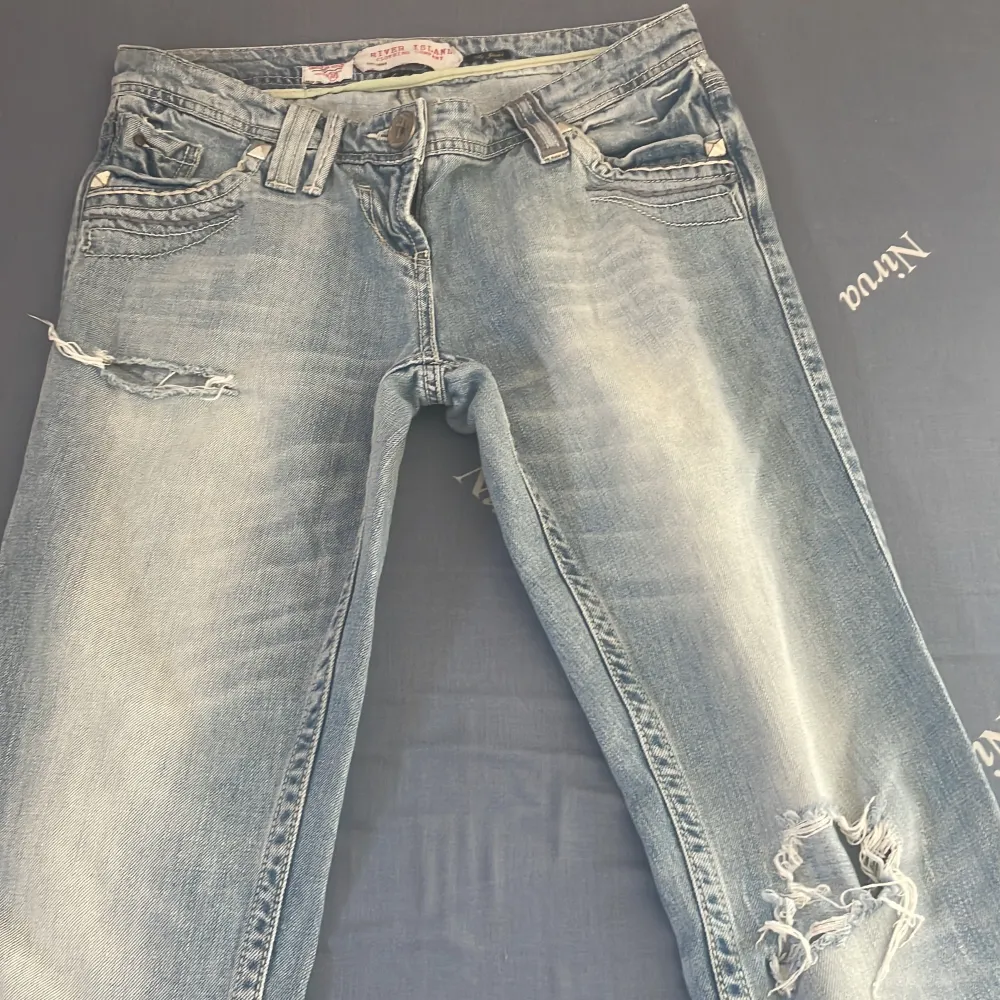 Super snygga lågmidjade jeans som tyvärr är för tajta på mig. Formar kroppen så fint! Hör av dig vid frågor/intresse. Postar eller möts upp i Stockholm.. Jeans & Byxor.