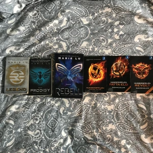 hungerspelen & legend - hela hungerspelen trilogin och bok 1,2,4 i legendserien! alla böcker förutom rebell köpta secondhand så i använt skick (se bild 2 och 3). 125 kr för alla böcker eller 50 kr för hungerspelen trilogin och 75 kr för legendserien! 🫶