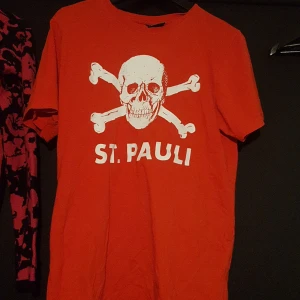 Dödskalle - Röd tröja med dödskalle på