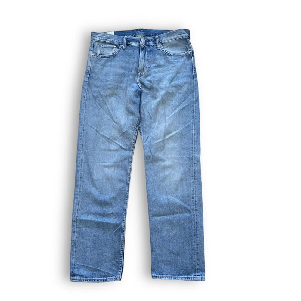 Blåa Relexed Fit Jeans från H&M.  Jeansen är i mycket bra skick. Nypriset är 449kr och storlek 34/32-180. Det har blivit lite skrynkliga i skåpet men stryker innan jag skickar. Skriv vid minsta intresse:) . Jeans & Byxor.