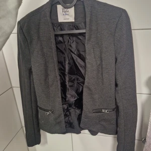 Kavaj vårjacka fodrad och varm - Passar perdekt för en utekväll och tillhör vero modas limidet edition märke "in blue". Stl M men passar snyggt på en s med om man gillae over size stilen med en korsett under