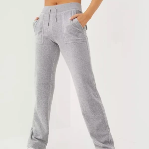 Juicy couture - Helt nya, använder inte. Säljer byxorna i dagsläget, kan tänka mig sälja koftan beroende på pris. Önskas bilder så skickar jag 💗💗