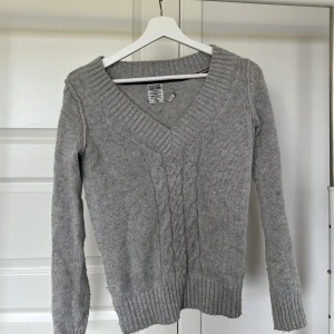 Tröja - Tröja från Tommy Hilfiger! Sparsamt använd, bra skick! Lite nopprig se bild