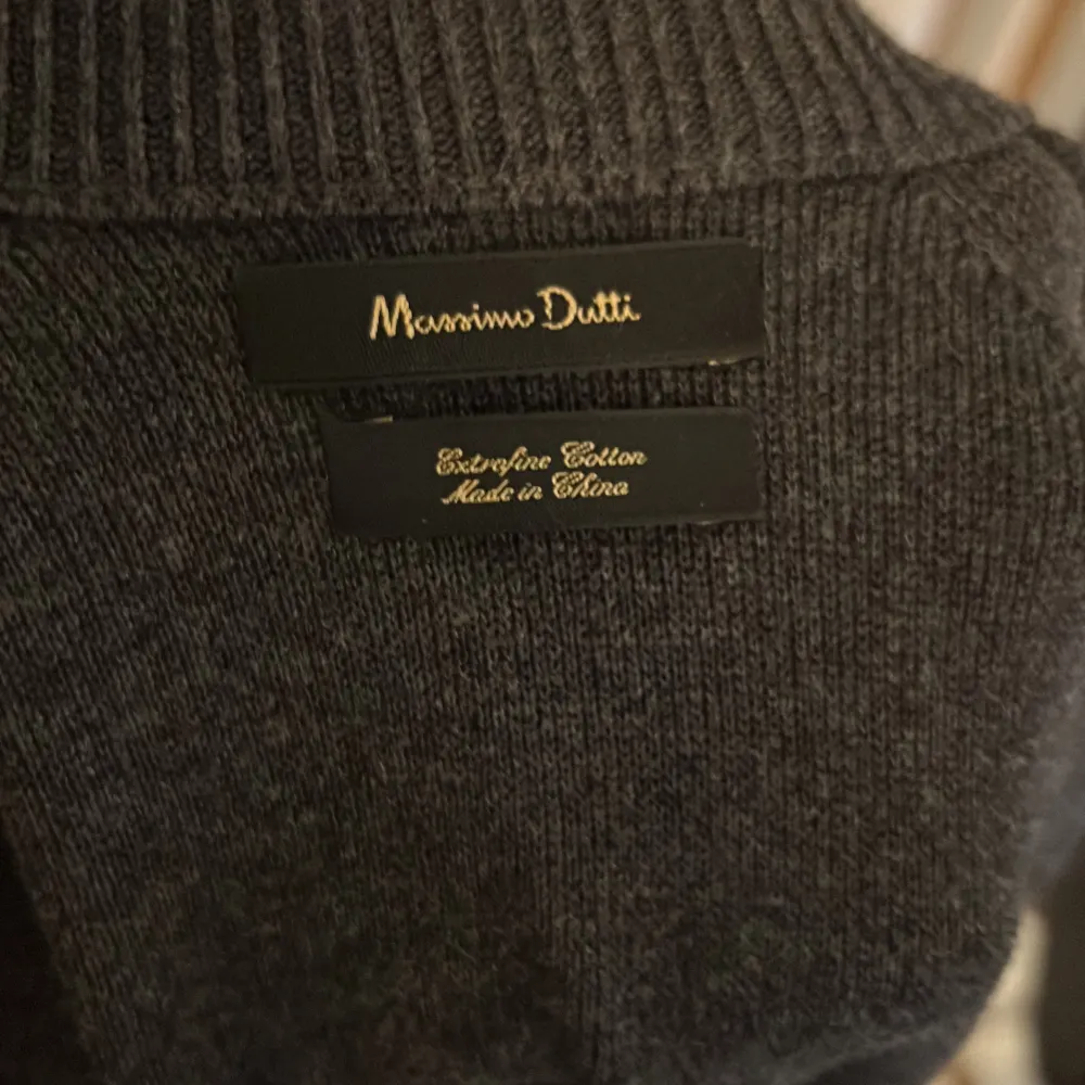 Säljer min Massimodutti tröja för den ligger bara i min garderob, har använt den 3 gånger den är som helt ny inga skador ingenting.  Skick 10/10  Jag är 175 och den sitter lite löst på mig skulle lätt passa någon som är upp mot 185 . Tröjor & Koftor.