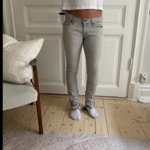 Ljusgrå jättefina jeans som inte kommer till användning! Skriv till mig för fler frågor 