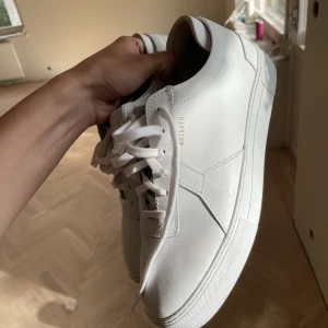 Axel Arigato platforms  - Endast prövade utomhus en gång, fick som present men insåg att det var fel storlek. Är öppen för byten (storlek 43) och prisförslag. 