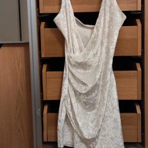 Vit festklänning  - Helt oanvänd klänning i storlek xs
