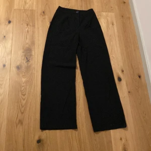 Bershka kostymbyxor  - Svarta kostym byxor i storlek 36  Är för små för mig har endast använt dom ett få tal gånger 