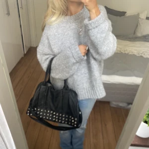 Handväska - Säljer denna svarta väska med nitar. Den är rätt så sliten, kom privat för fler bilder. Har du någon fråga är det bara att höra av dig🫶🏻