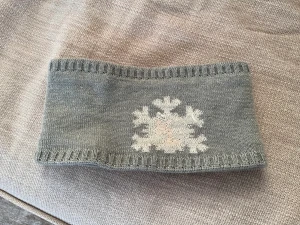 Kingsland pannband - Fint pannband från kingsland. Fodrat med fleece på insidan. 