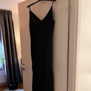 Balklänning/aftonklänning  - Mörkblå siden klänning Storlek 40 Taggen är kvar, helt oanvänd