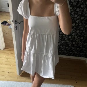 Klänning - Säljer den här söta klänningen som tyvärr inte har kommit till användning, använd 2 gånger💕