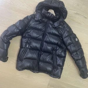 Moncler maya - Hej ja säljer min äkta Moncler Maya då den inte kommer mer till användning. Jackan är välomsköten och har inga defekter, storlkek 3 Cond 8/10. Fler bilder fås i DM Mvh Erik 