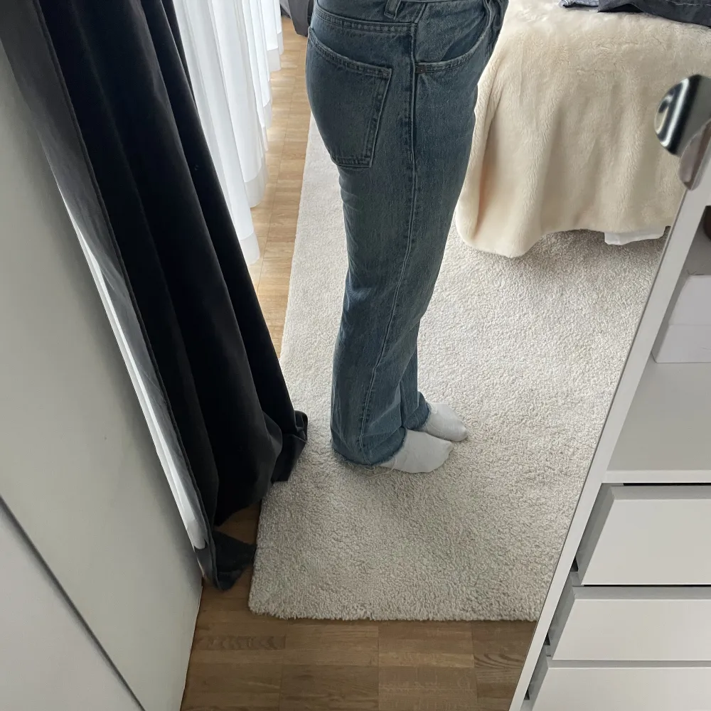 Super fina mid waist straight jeans från zara! Avklippta där nere och är bra längd för mig som är 160⭐️. Jeans & Byxor.