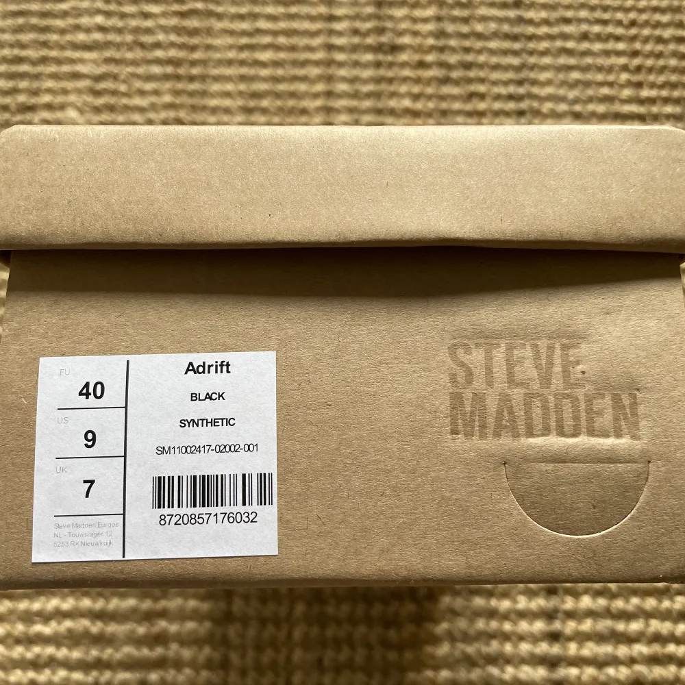 Helt nya sandaler från Steve Madden. Säljes då jag råkade köpa två i somras. Storlek: 40 (men passar mig som har 39 vanligtvis)/ Sophia . Skor.