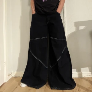 Wideleg baggy jeans  - Wide leg. JNCO-stuk  110cm Ytterben 82cm Inneben 40 cm midjan 50 cm benöppning