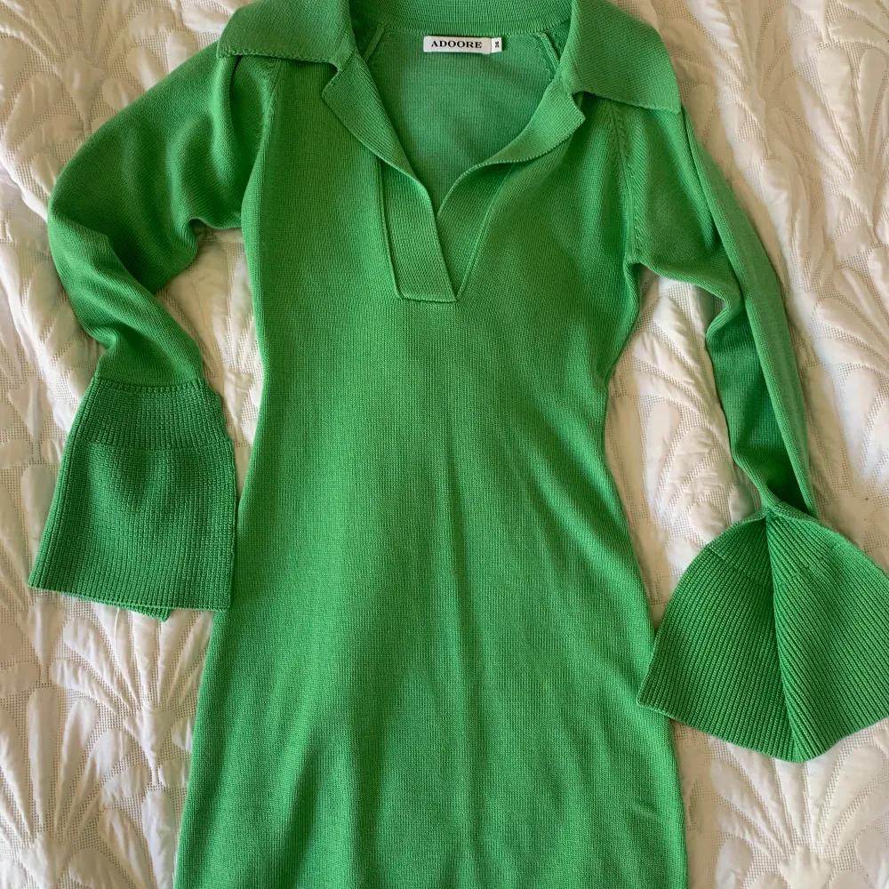 Kort grön stickad klänning från adoore knappt använd slutsåld!. Klänningar.