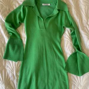 Kort grön stickad klänning från adoore knappt använd slutsåld!